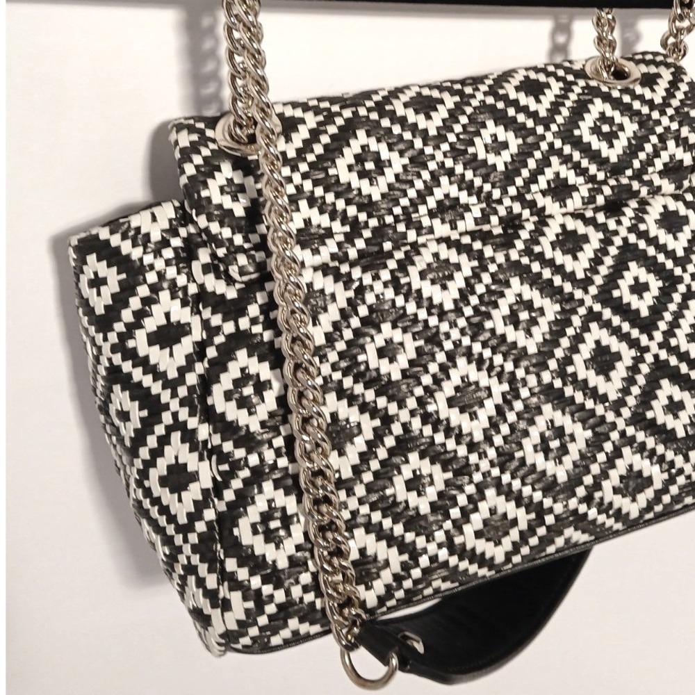GUESS Small Shoulder Bag Black/White Geometric Gold Chain Strap - Picture 2 of 8